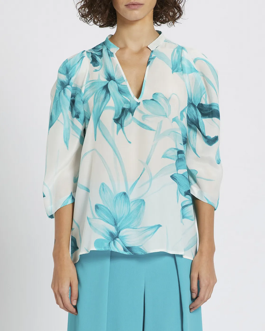 Blusa bianca in crêpe di seta a fantasia fiori tropicali smeraldo con maniche tre quarti e arricciatura sulle spalle