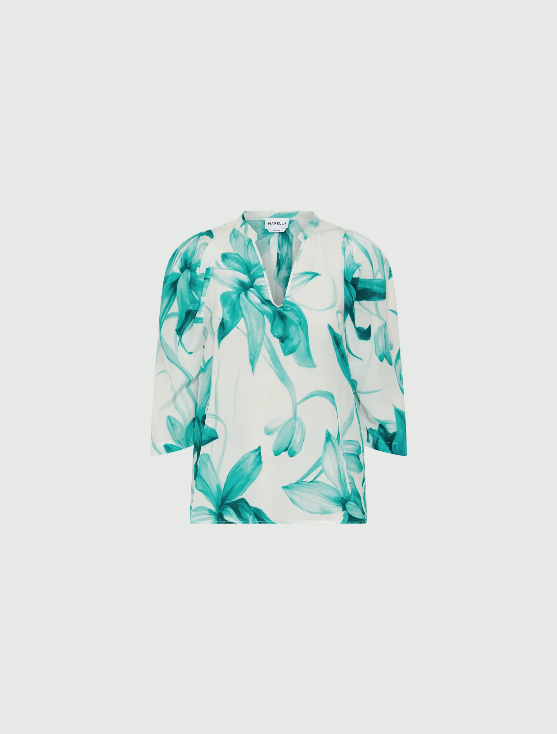 Blusa bianca in crêpe di seta a fantasia fiori tropicali smeraldo con maniche tre quarti e arricciatura sulle spalle
