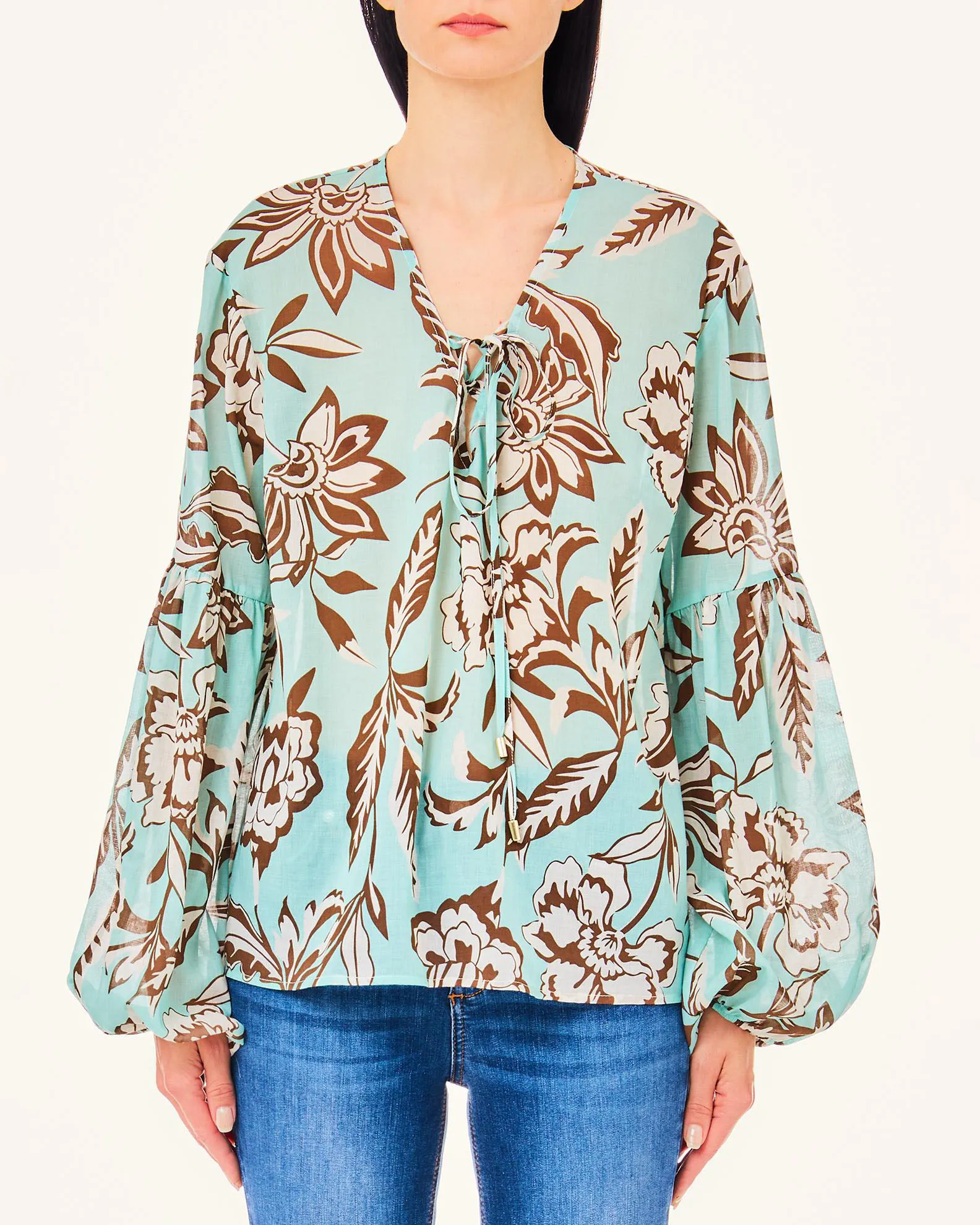 Blusa color acqua in cotone a fantasia foliage color coccio con maniche a sbuffo