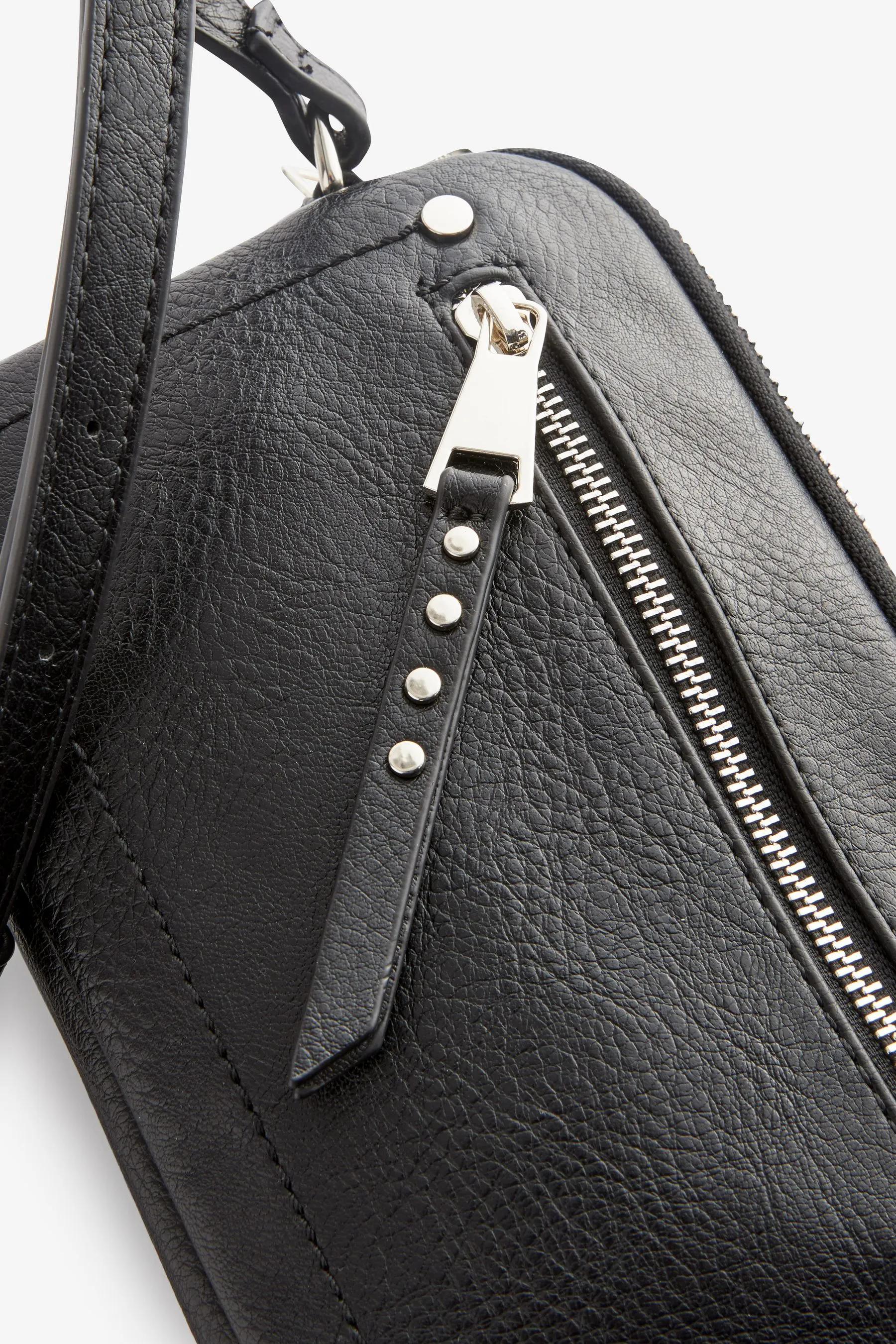 Borsa a tracolla con borchie