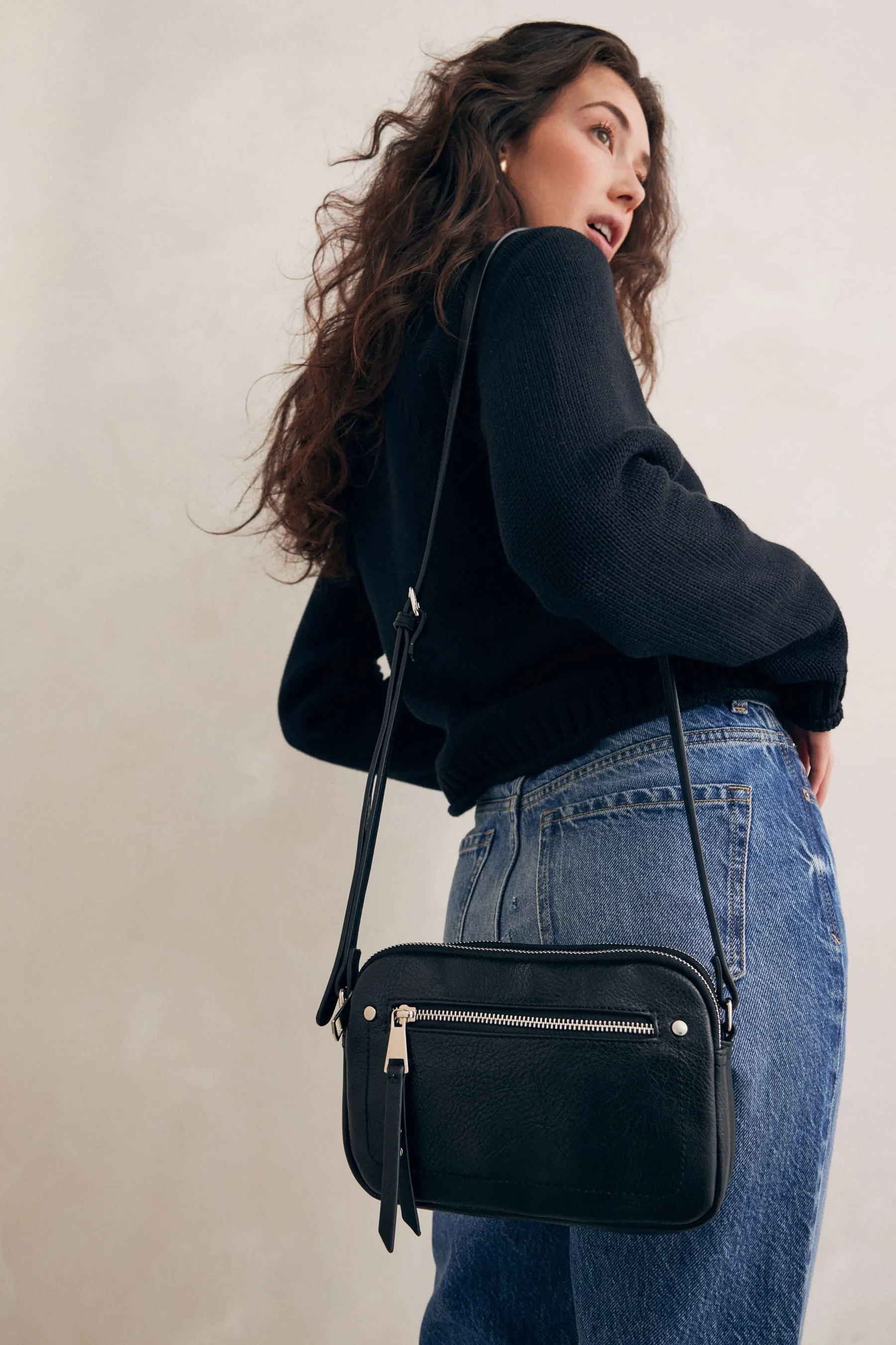 Borsa a tracolla con borchie