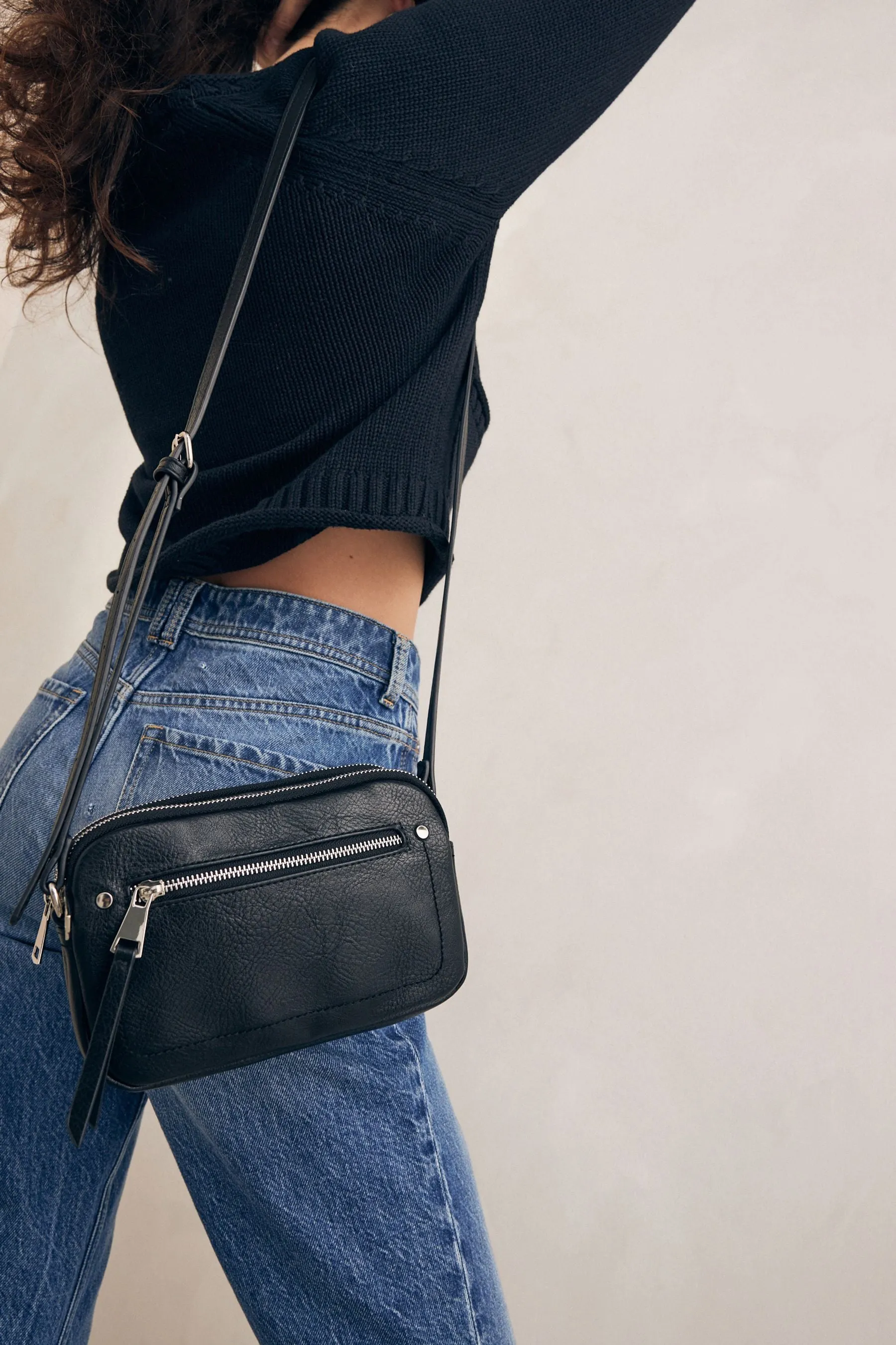 Borsa a tracolla con borchie