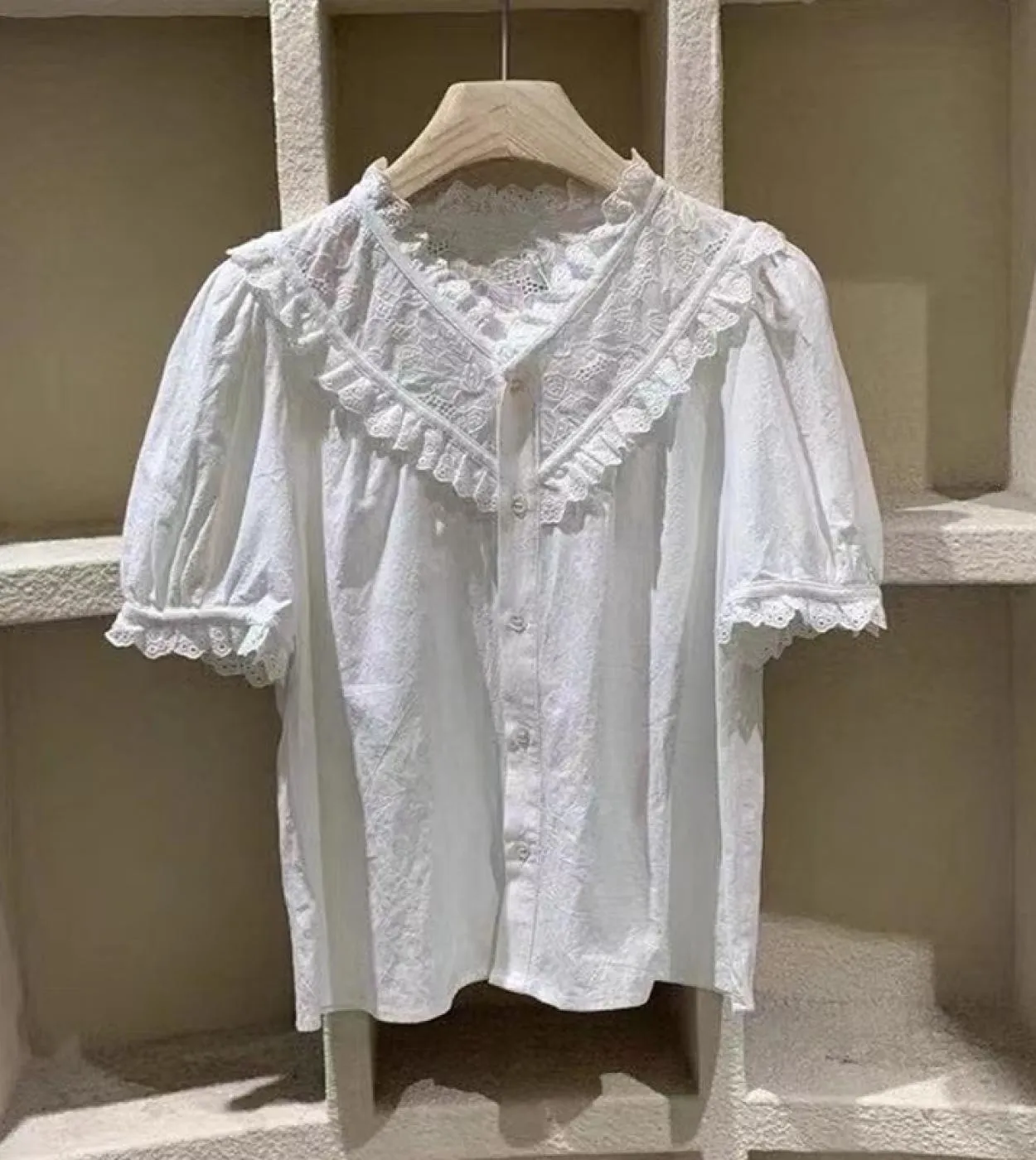 Camicetta da donna francese stile palazzo retrò ricamo alluncinetto camicia con cuciture in pizzo manica corta a sbuffo dolce t