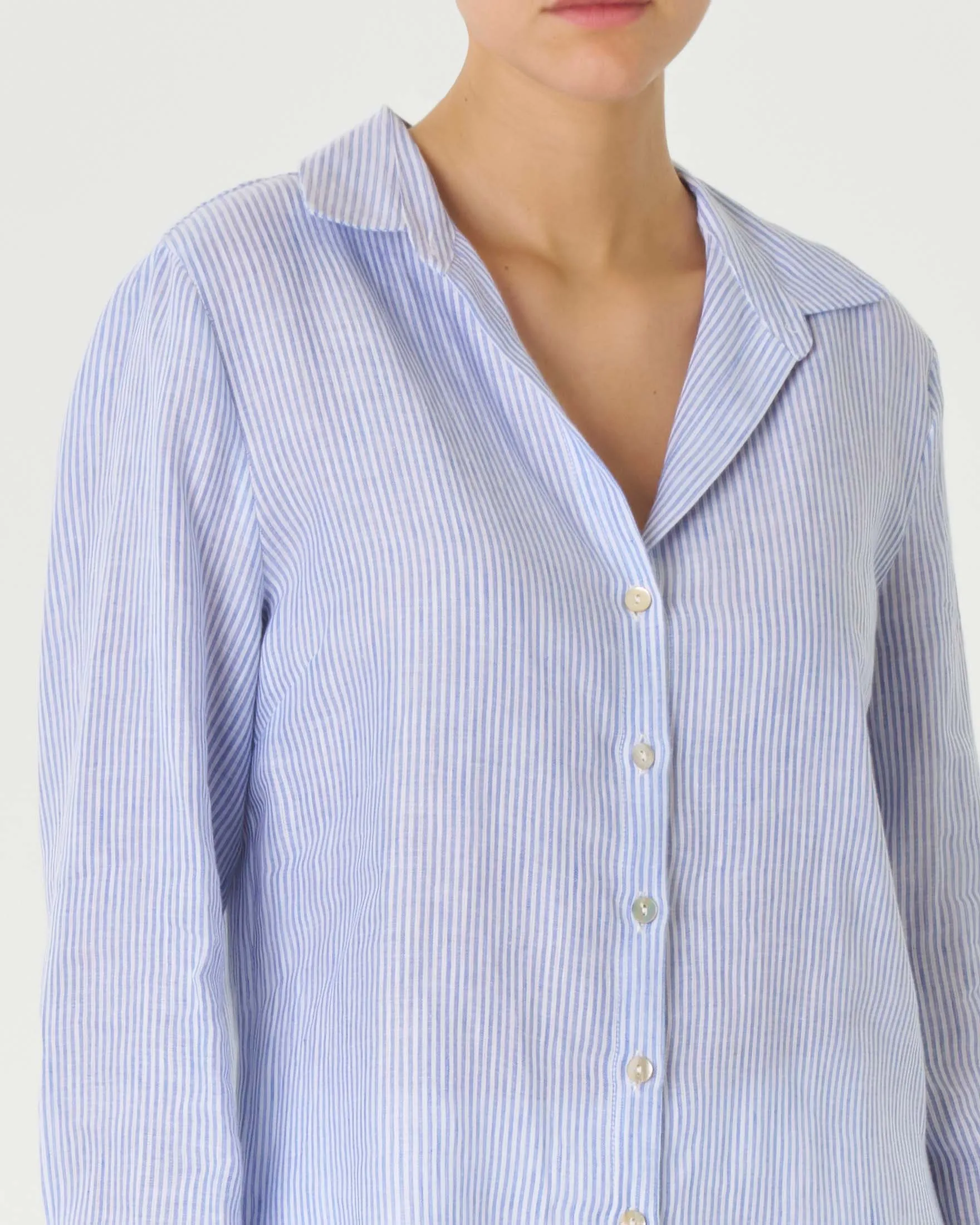 Camicia azzurra a righe in lino con maniche tre quarti e linea sfiancata