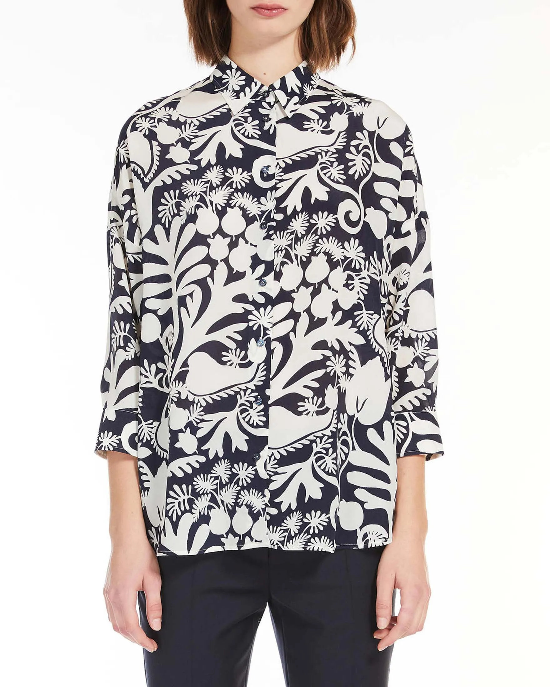Camicia blu in crêpe de Chine a fantasia d'ispirazione botanica bianca con maniche a tre quarti
