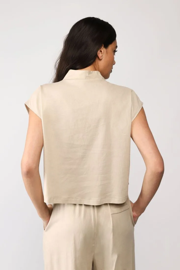 Camicia cropped monocolour con maniche ad aletta