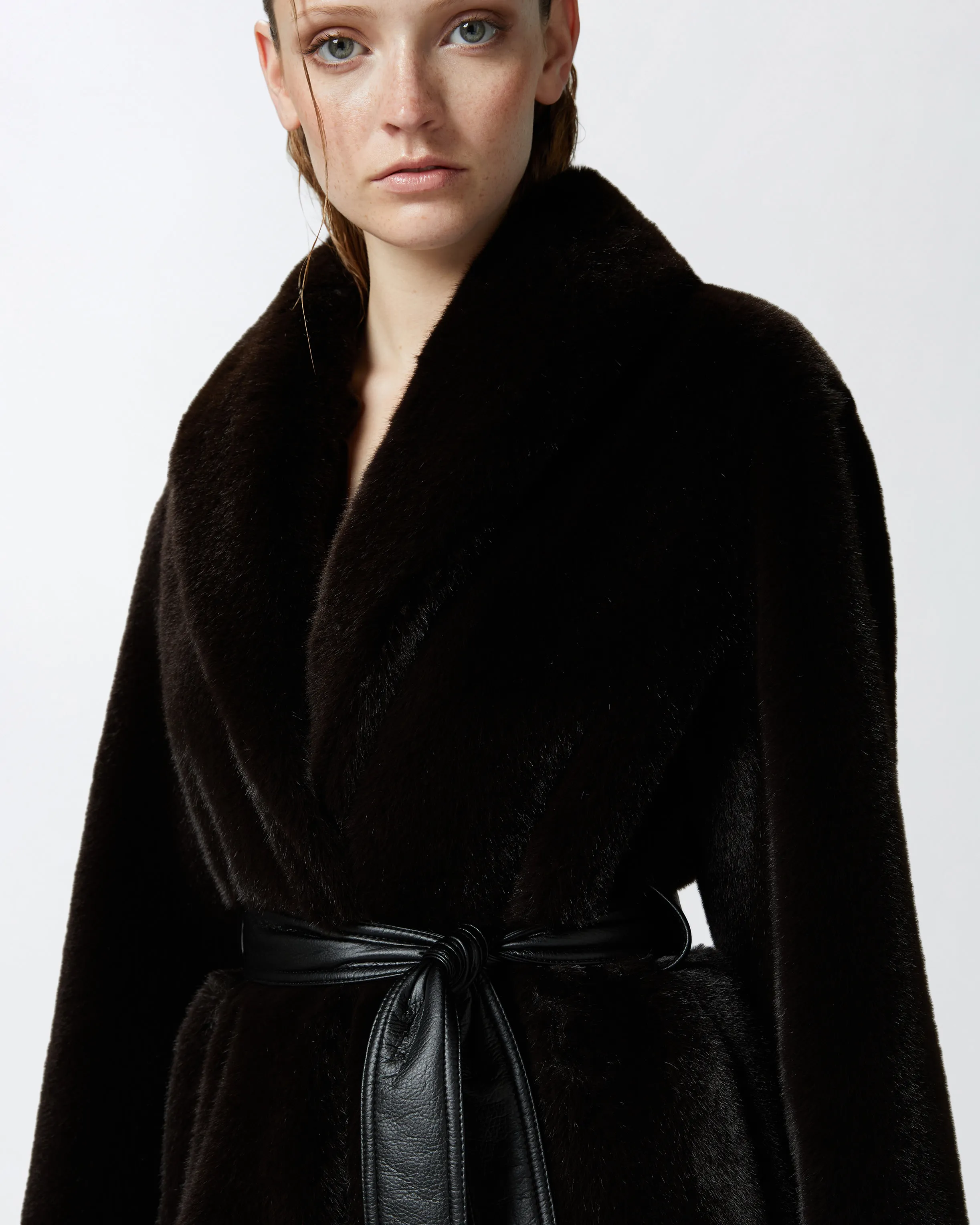  Cappotto lungo effetto pelliccia con cintura    