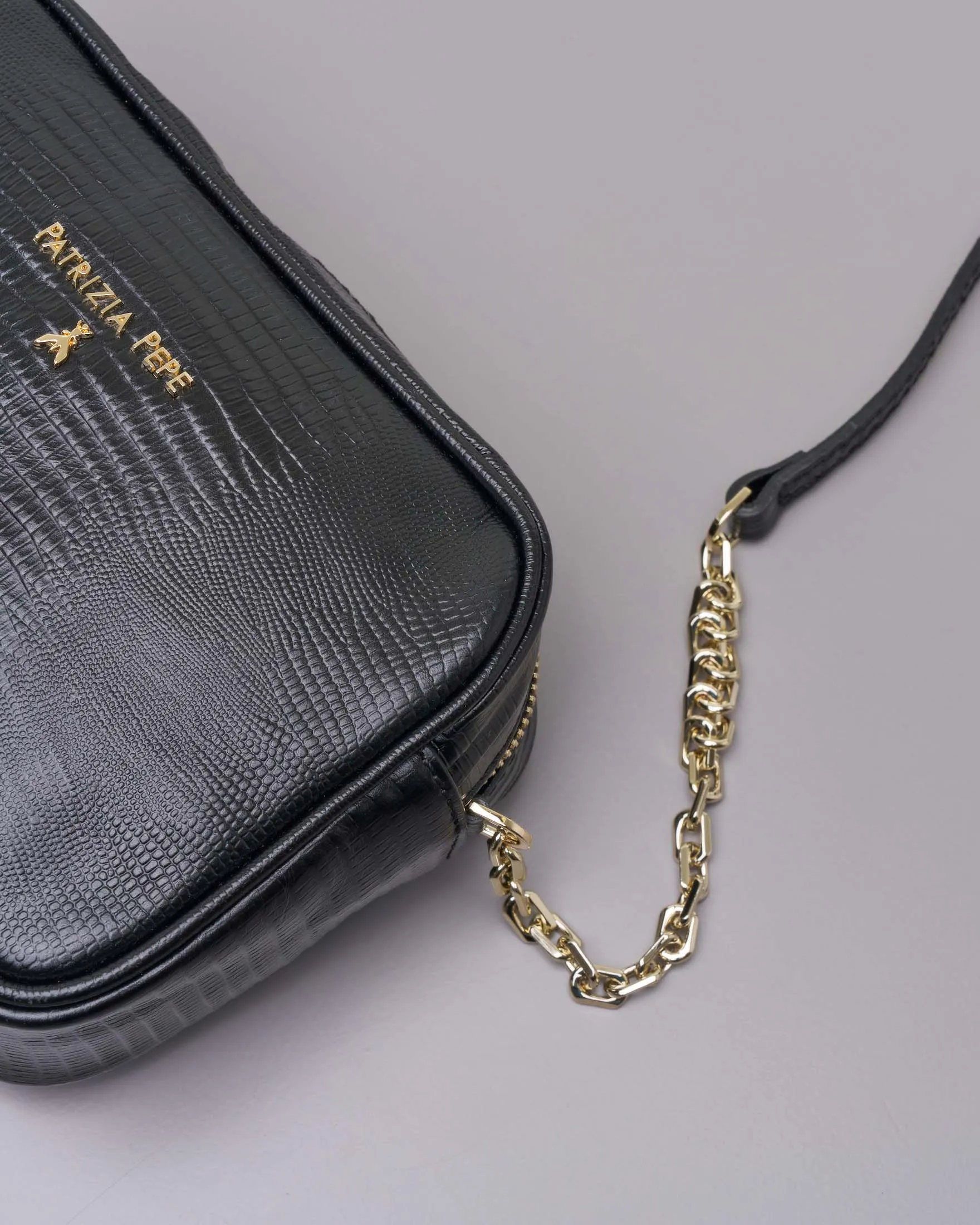 Cross bag nera in pelle stampa rettile con catena dorata regolabile e scritta logo dorata sul davanti
