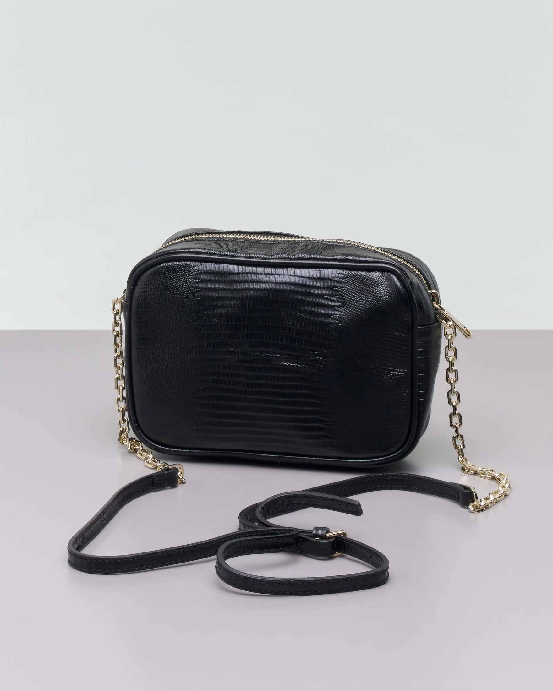 Cross bag nera in pelle stampa rettile con catena dorata regolabile e scritta logo dorata sul davanti