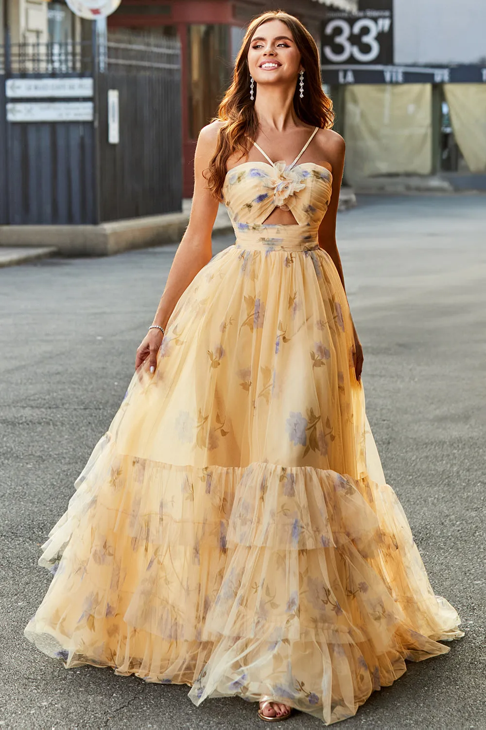 Giallo A-Line Halter plissettato Tulle Tiered Long Prom Dress con ricamo