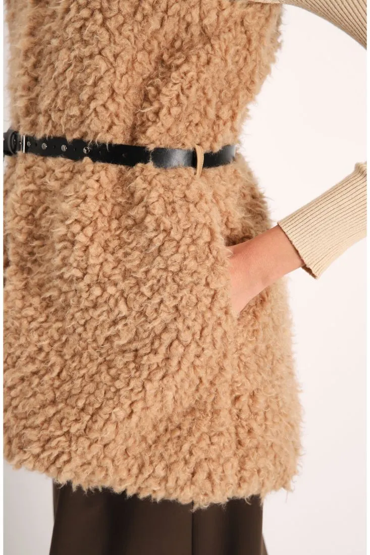 Gilet lungo monocolour effetto pelliccia con cintura