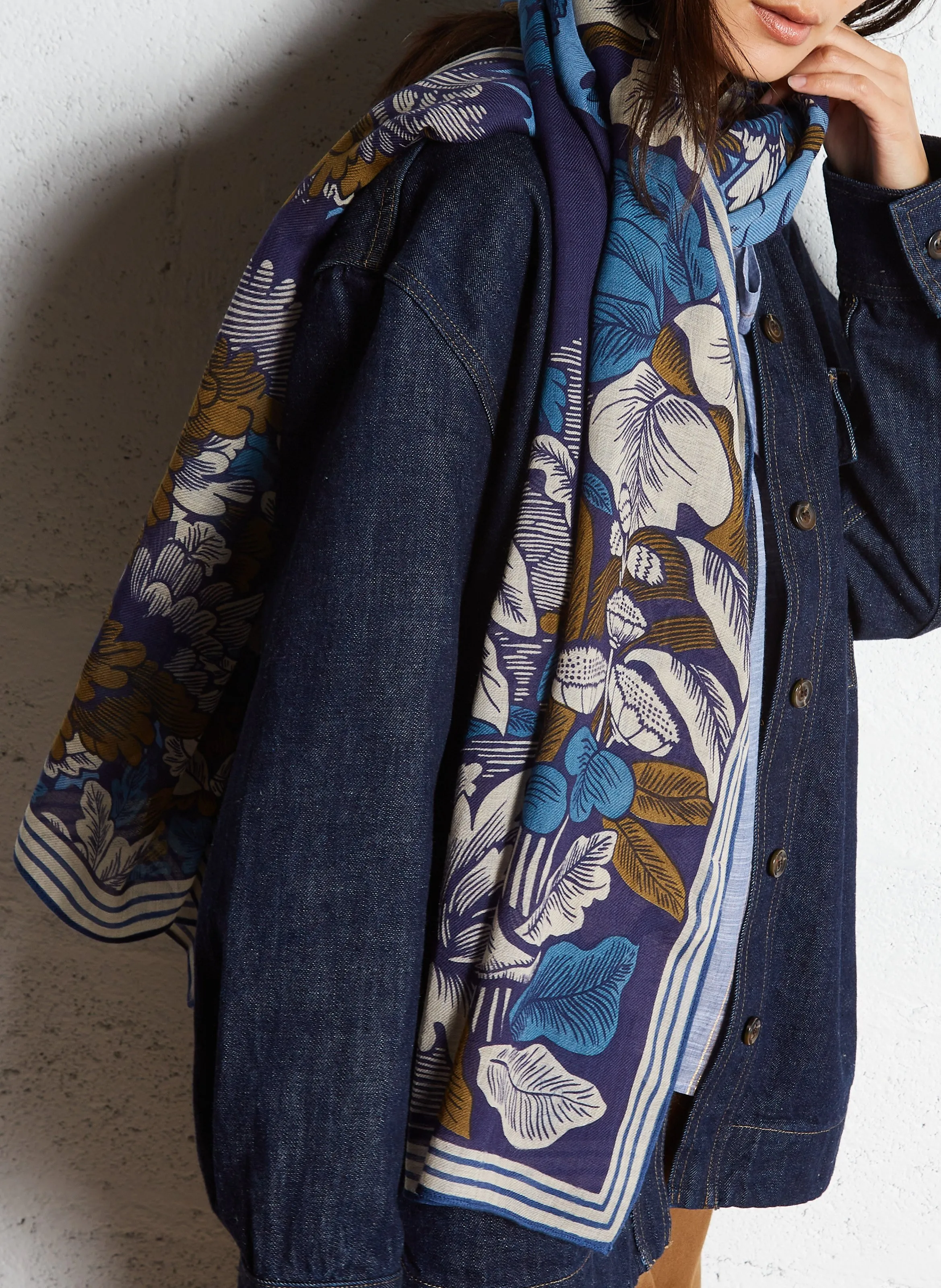  INOUI EDITIONS   PANTHERE - Foulard in lana con stampa Moor | Blu