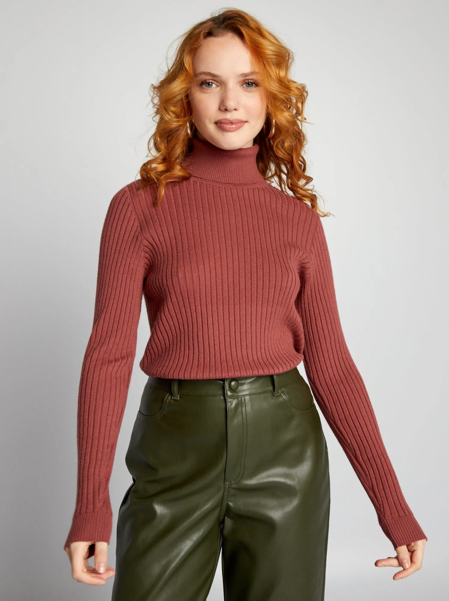 Maglione a coste con collo alto - ROSSO