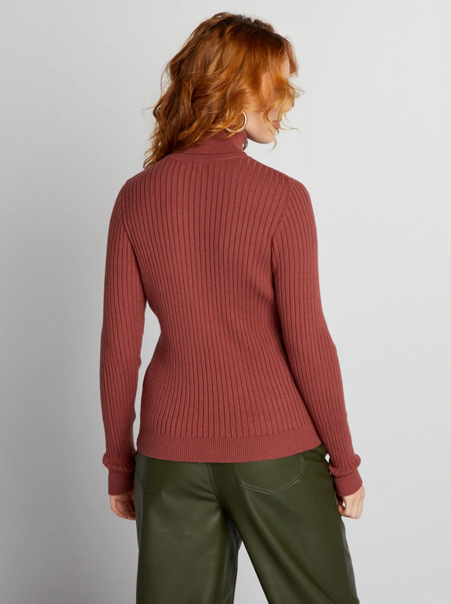 Maglione a coste con collo alto - ROSSO