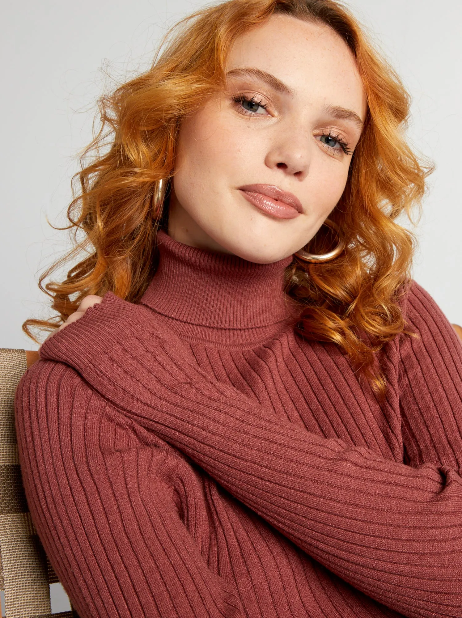 Maglione a coste con collo alto - ROSSO
