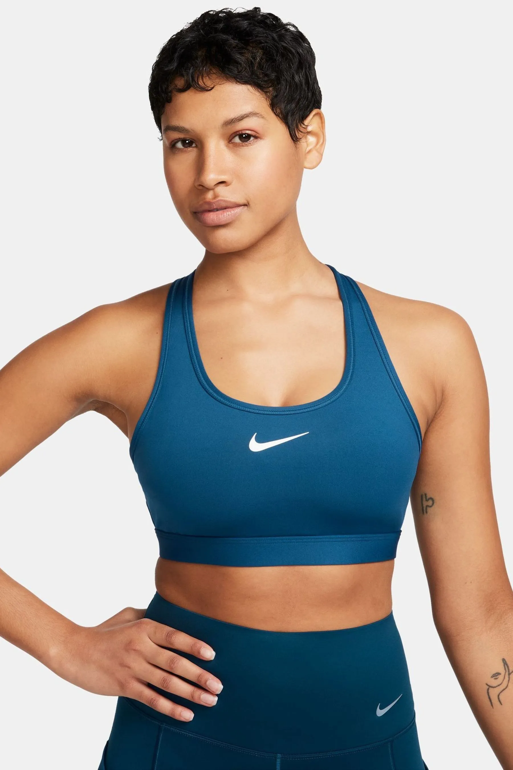 Nike - Reggiseno sportivo imbottito sostegno medio con logo