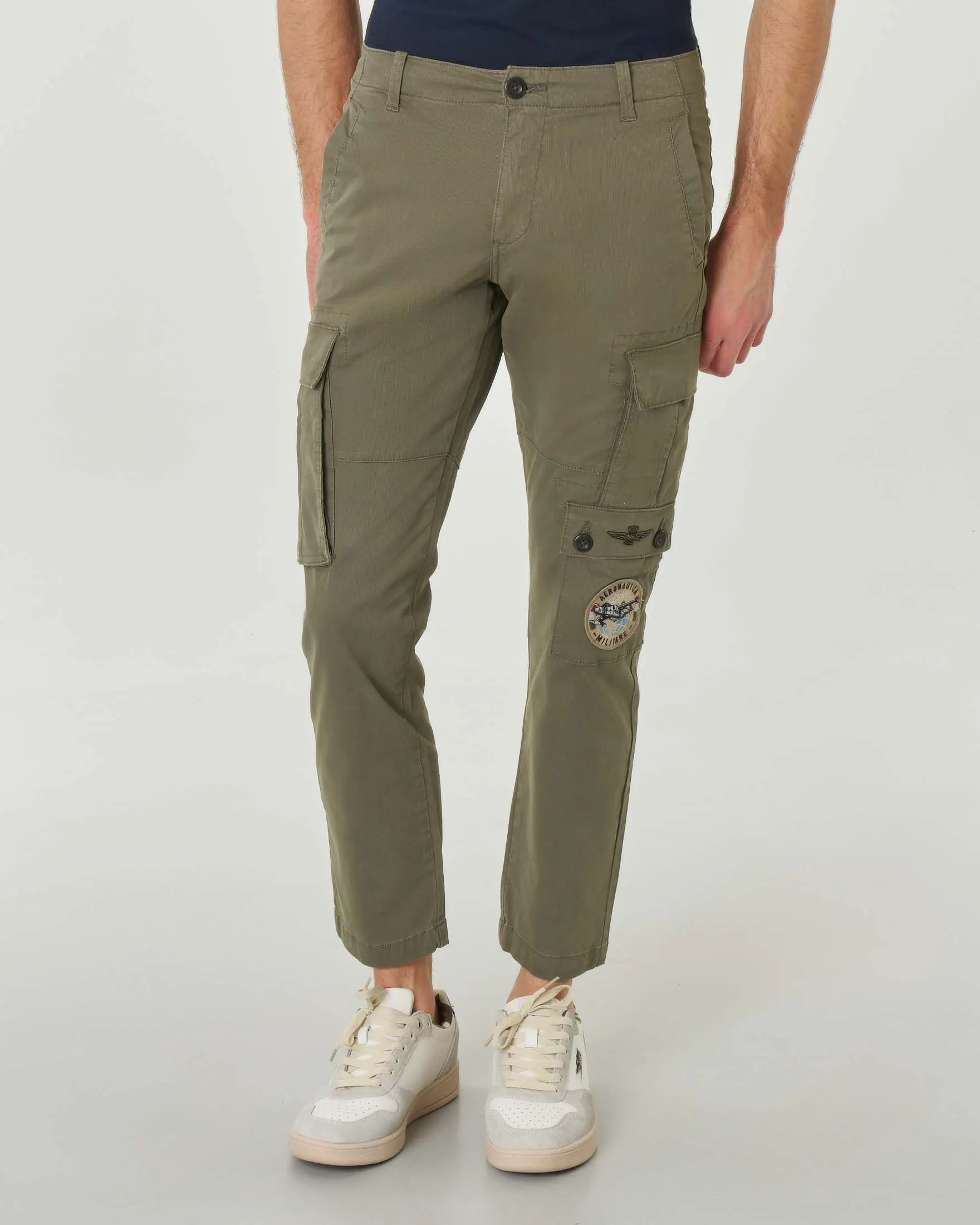 Pantalone cargo verde militare in cotone stretch con patch