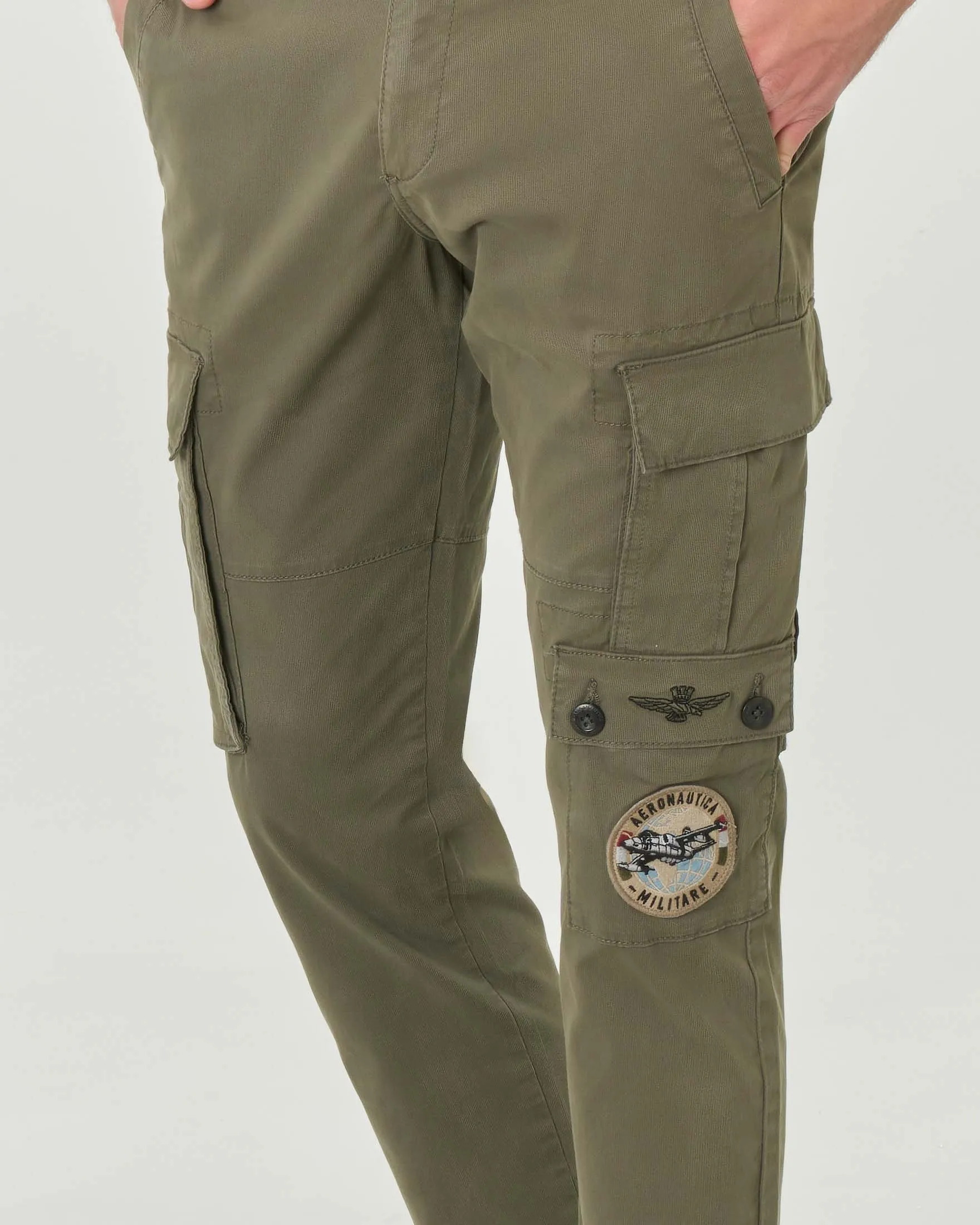 Pantalone cargo verde militare in cotone stretch con patch