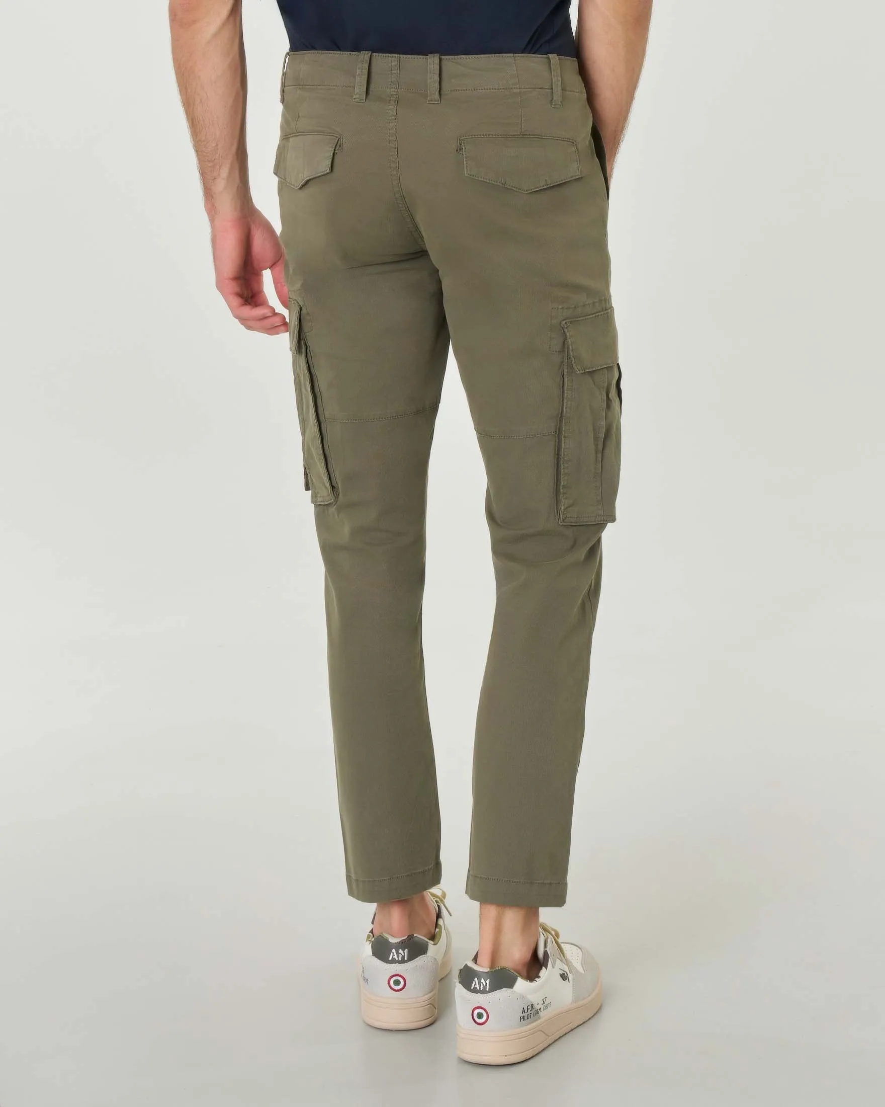 Pantalone cargo verde militare in cotone stretch con patch
