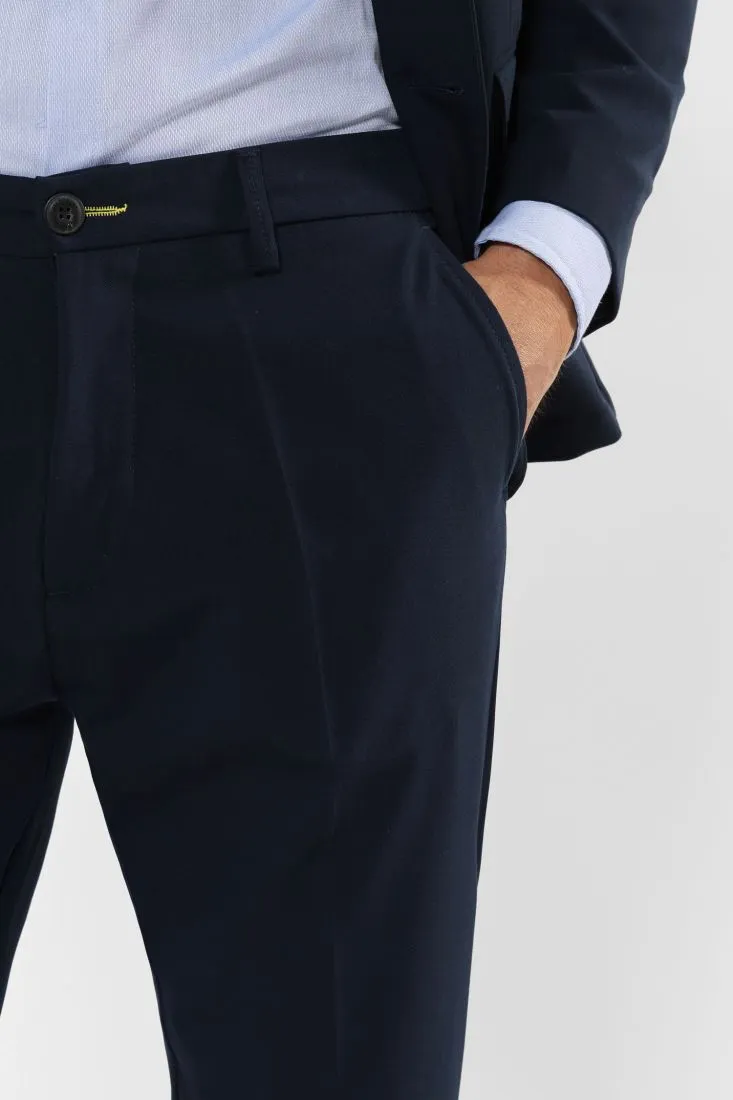 Pantaloni slim-fit con orlo inferiore risvoltato e piega stirata