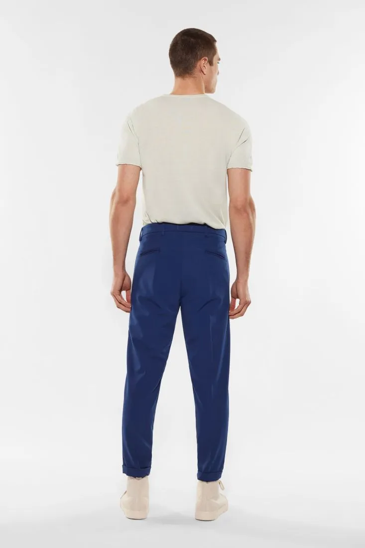 Pantaloni slim-fit con orlo inferiore risvoltato e piega stirata