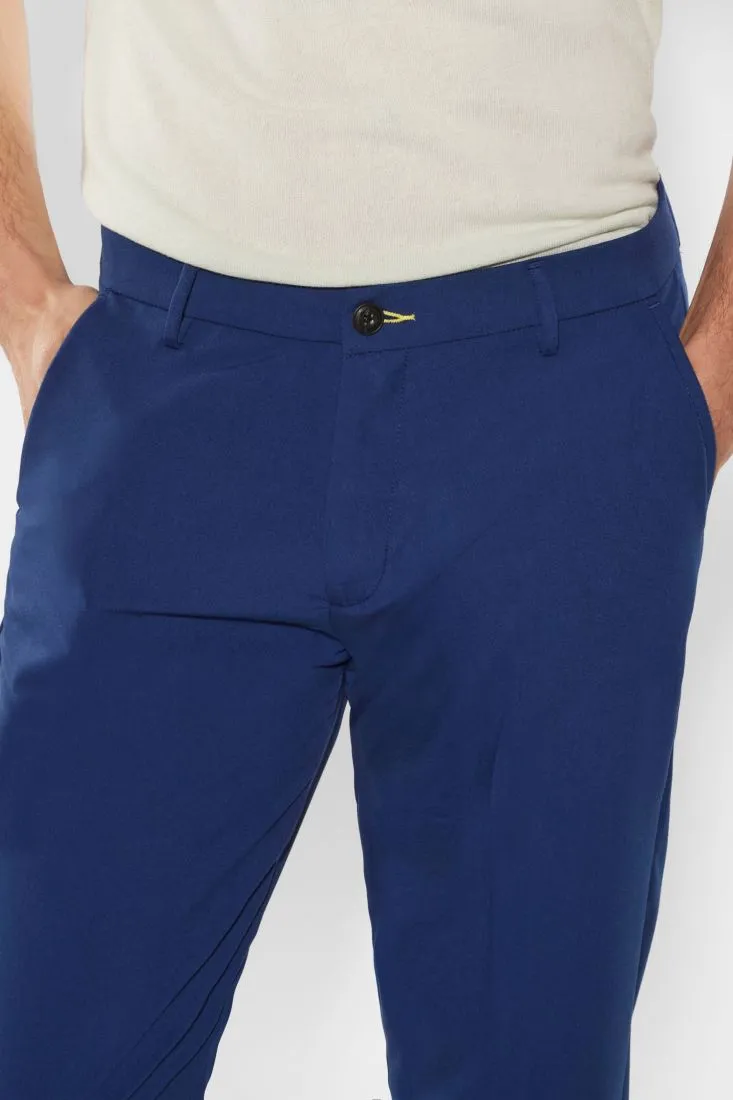 Pantaloni slim-fit con orlo inferiore risvoltato e piega stirata