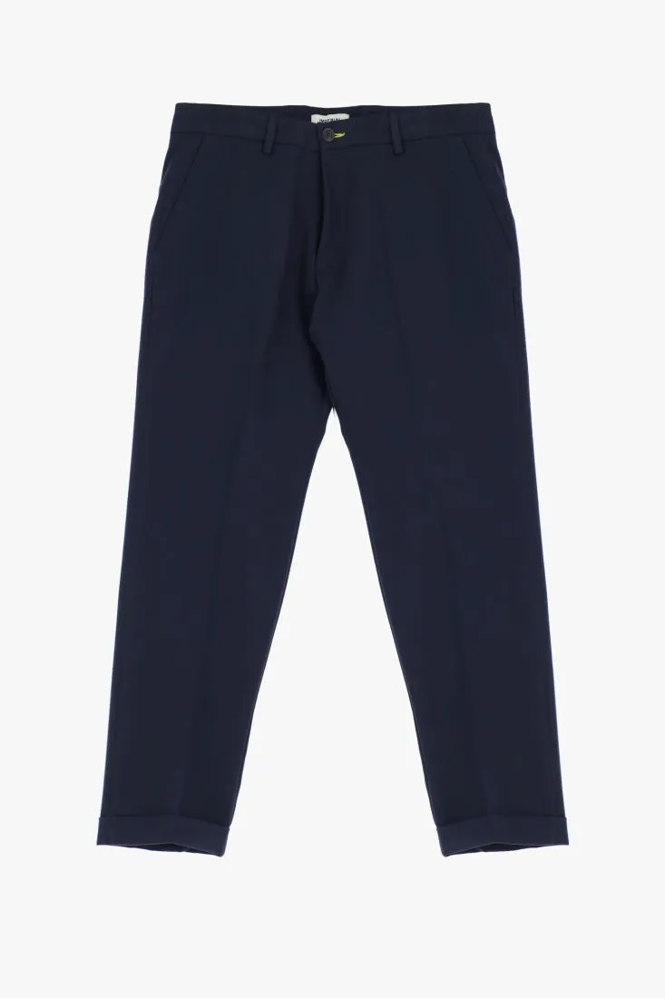 Pantaloni slim-fit con orlo inferiore risvoltato e piega stirata