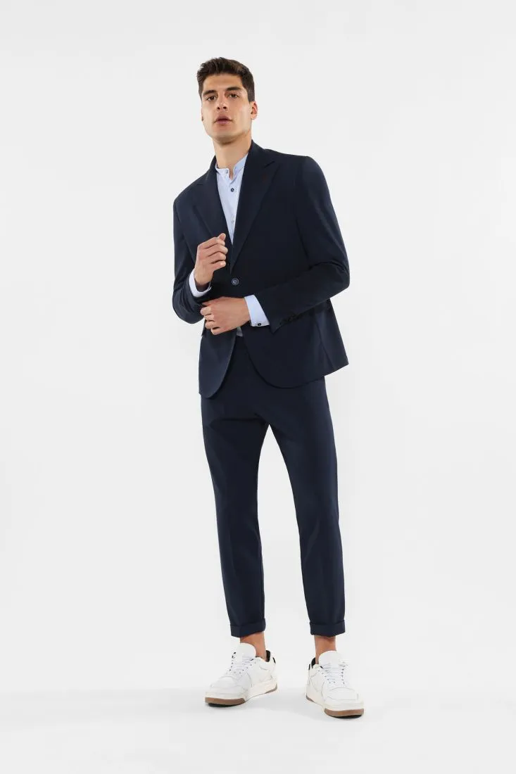 Pantaloni slim-fit con orlo inferiore risvoltato e piega stirata