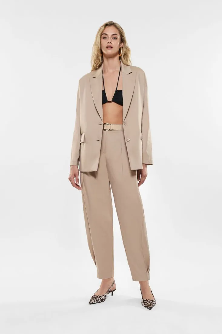 Pantaloni slim-fit con pinces e cintura