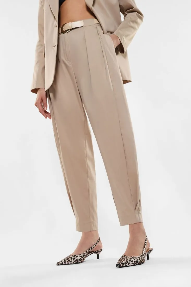 Pantaloni slim-fit con pinces e cintura