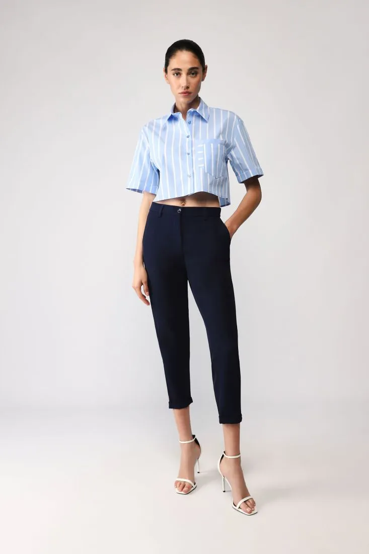 Pantaloni slim-fit cropped con vita alta e tasche verticali