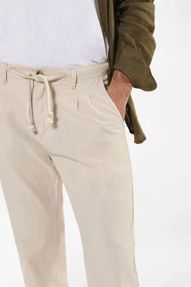 Pantaloni slim-fit in puro cotone con coulisse e pinces