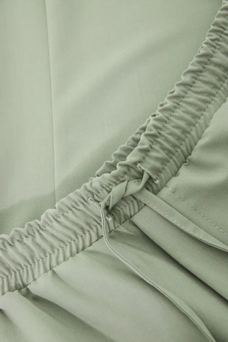 Pantaloni straight con coulisse e tasche laterali applicate