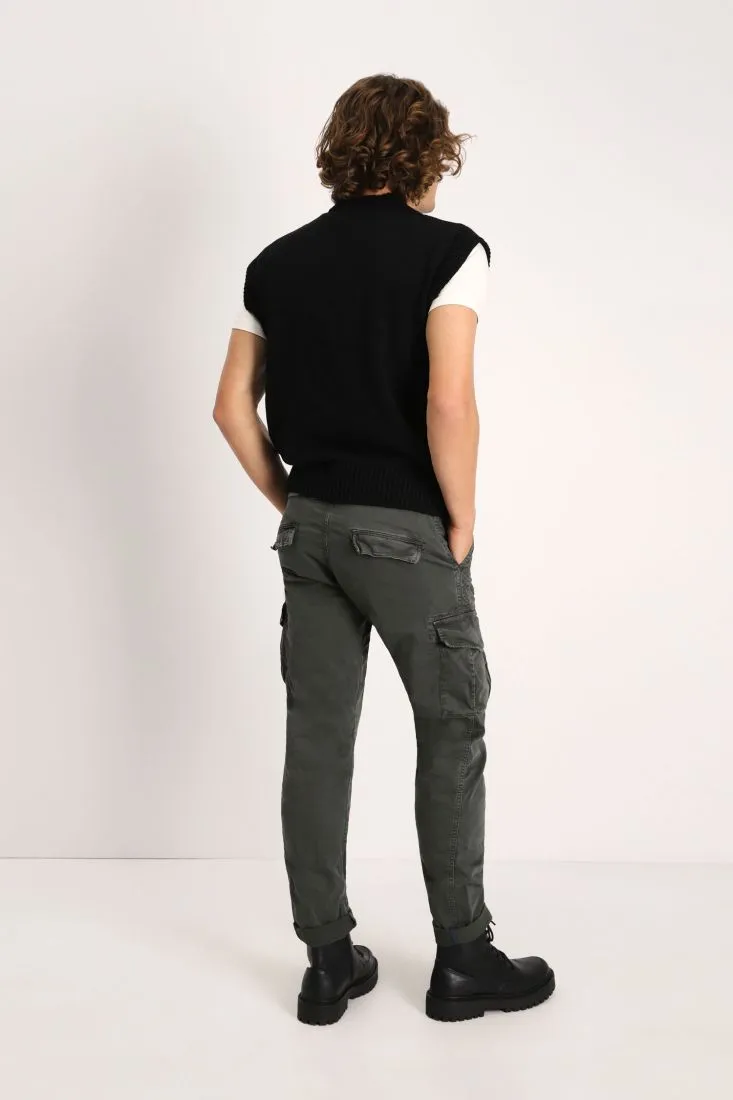 Pantaloni straight monocolour con tasche applicate