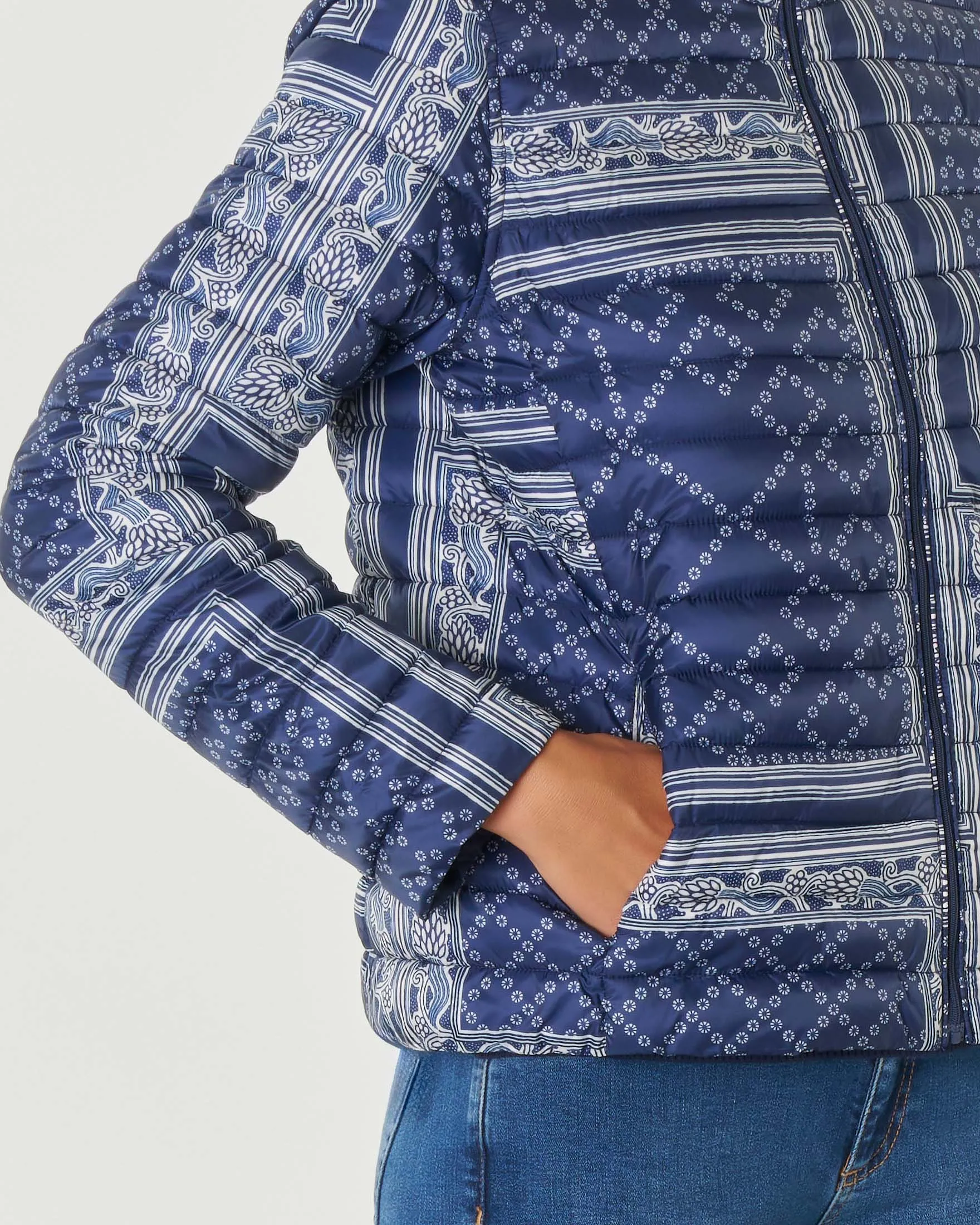 Piumino reversibile nel colore blu e a fantasia a bandana con colletto in piedi