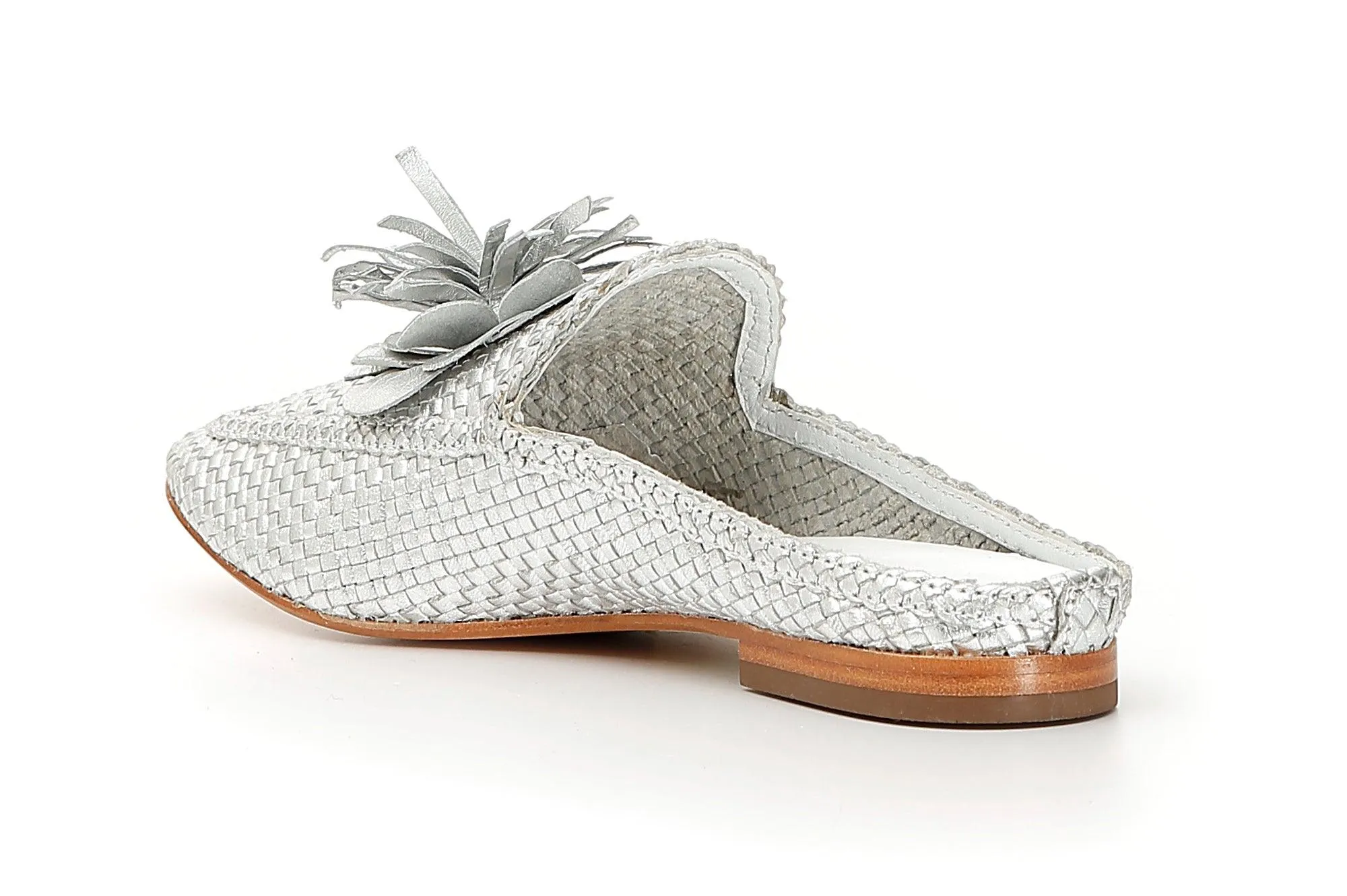 SABOT CON FIORE  TOMAIA INTRECCIATA IN CAPRA LAMINATA