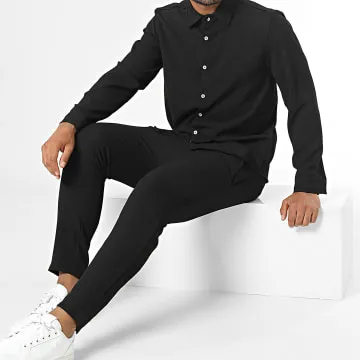 Set camicia nera a maniche lunghe e pantaloni da jogging