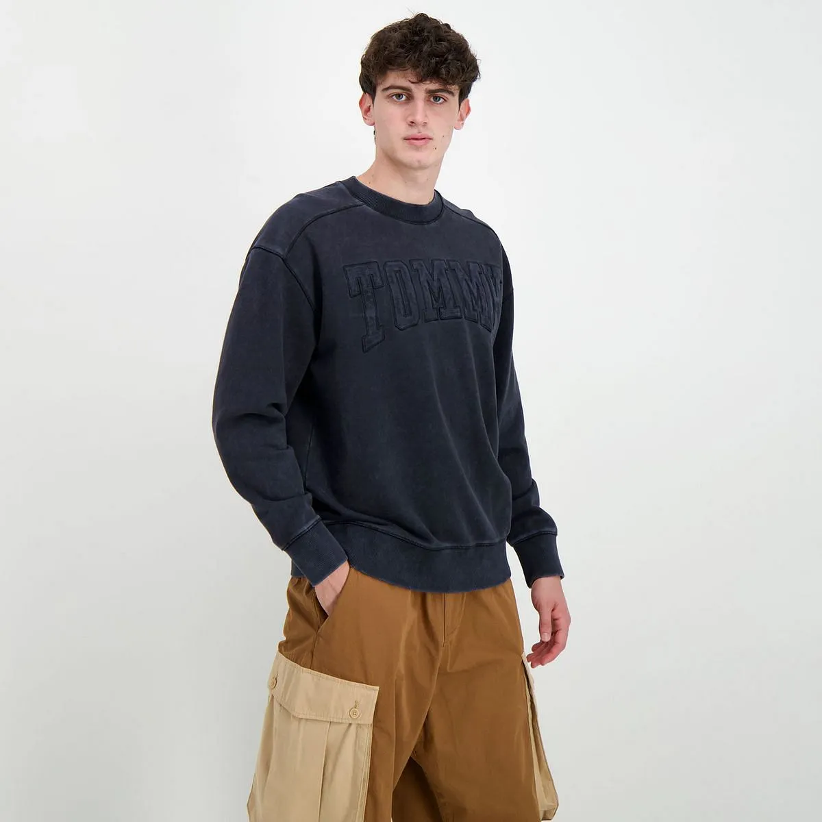      TOMMY JEANS FELPA GIROCOLLO RELAXED ACID WASH NEW VARSITY  