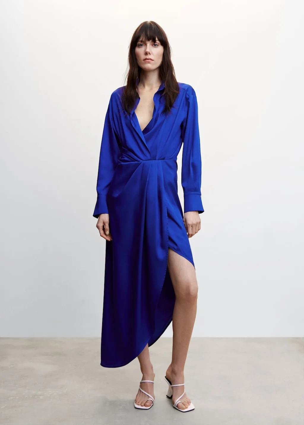 Vestito satinato spacco