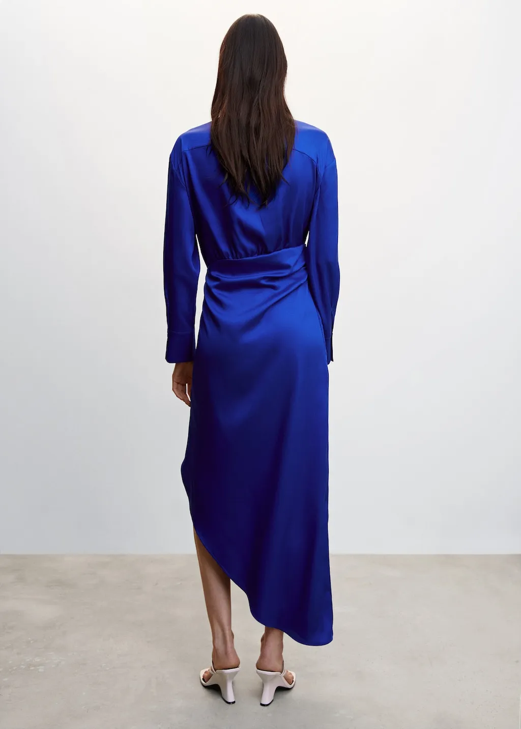Vestito satinato spacco