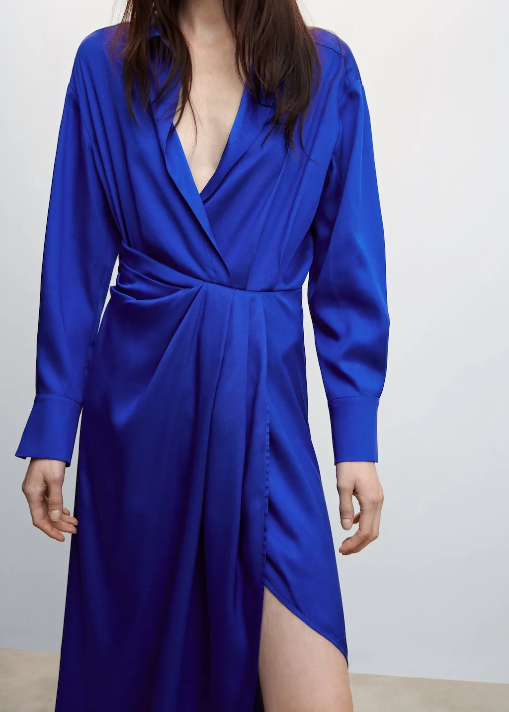 Vestito satinato spacco